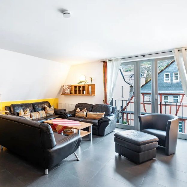 Bacchus Holiday Homes – Altstadtquartier 16 – großer Wohnbereich für Gruppen in Bacharach Großer Wohnbereich im Altstadtquartier 16 in Bacharach mit Balkon – ideale Gruppenunterkunft für bis zu 4 oder16 Personen im UNESCO Welterbe