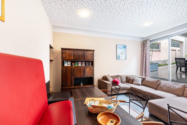 Bacchus Holiday Homes – Apartment Bike & Hike – Wohnzimmer mit Altstadtzugang in Bacharach Wohnzimmer im Apartment Bike & Hike in Bacharach mit direktem Zugang zur Altstadt, Erdgeschosslage – ideal für Wandern