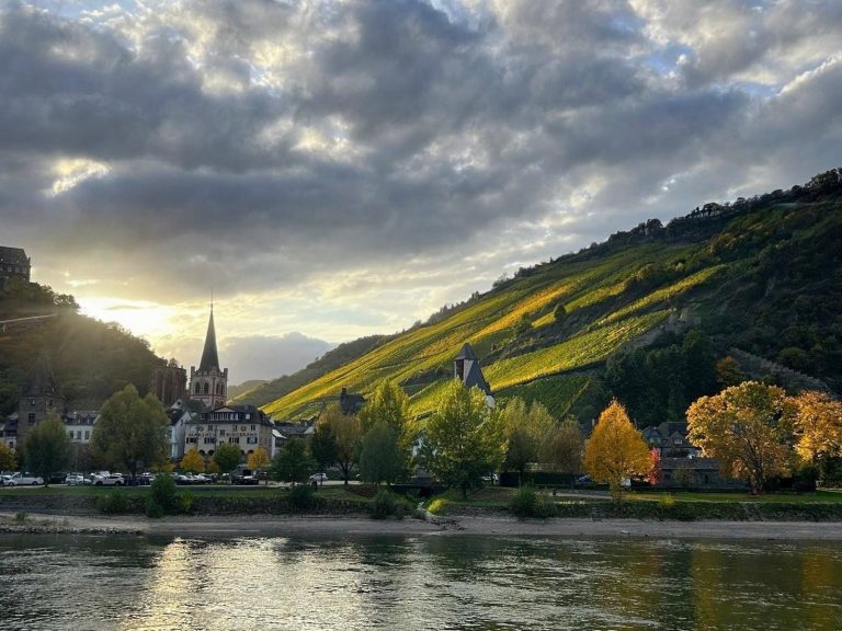 Bacchus Holiday Homes – Ferienwohnungen in der historischen Altstadt von Bacharach Ferienwohnungen Bacchus Holiday Homes in Bacharach – historische Fachwerkgasse im UNESCO-Welterbe Oberes Mittelrheintal