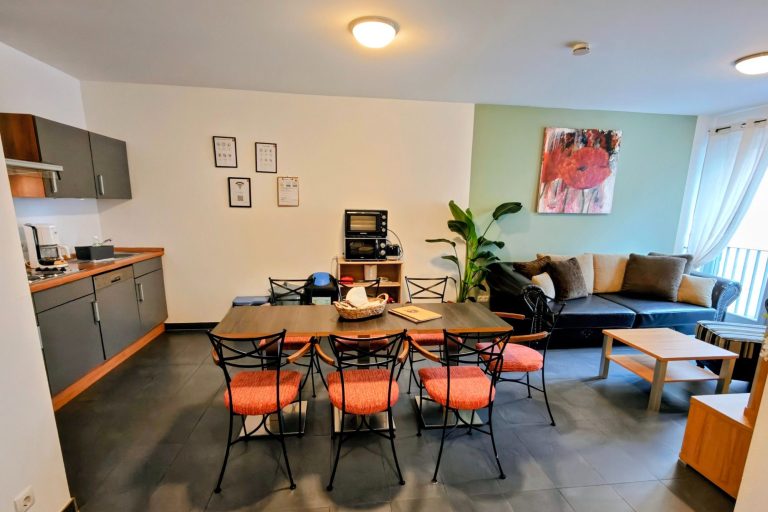 Bacchus Holiday Homes – Apartment Rhein & Wein – Wohnbereich mit Burgblick in Bacharach Gemütlicher Wohnbereich im Apartment Rhein & Wein in Bacharach, im 1. Obergeschoss mit Blick auf Burg Stahleck – im UNESCO Mittelrheintal.