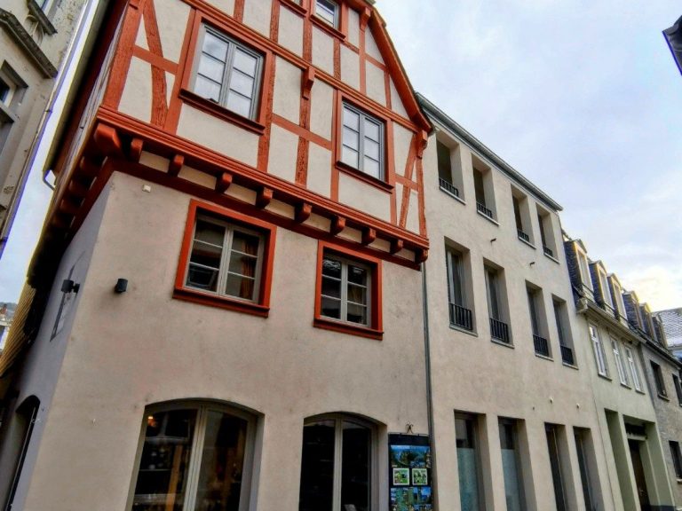 Fassade von Bacchus Holiday Homes mit Ladeneingang und Ferienwohnungen: Bike & Hike im Erdgeschoss, Rhein & Wein im 1. OG, Altstadtquartier 16 im Dachgeschoss – zentral in Bacharach